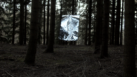 Cédric Dambrain, Kaai, installation et vidéoclip, feuille miroir et câble en acier (2020), copyright Cédric Dambrain