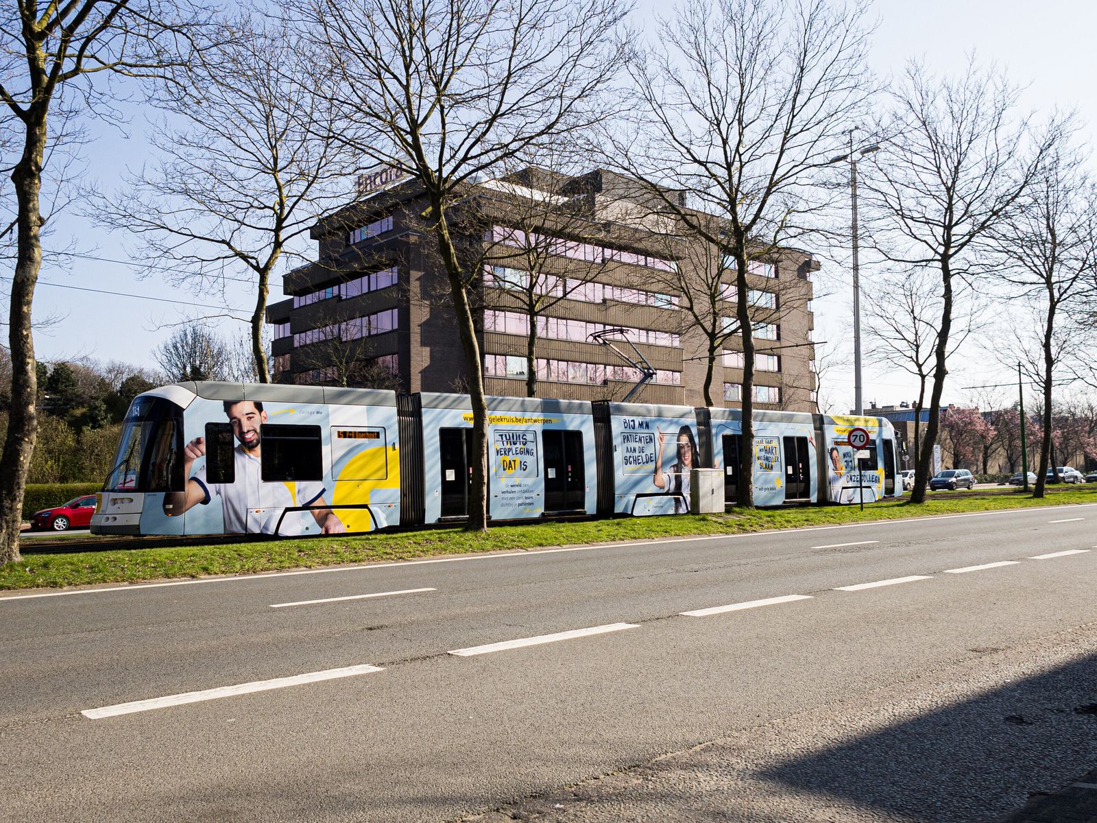 Wit Gele Kruis Full wrap tram 1
