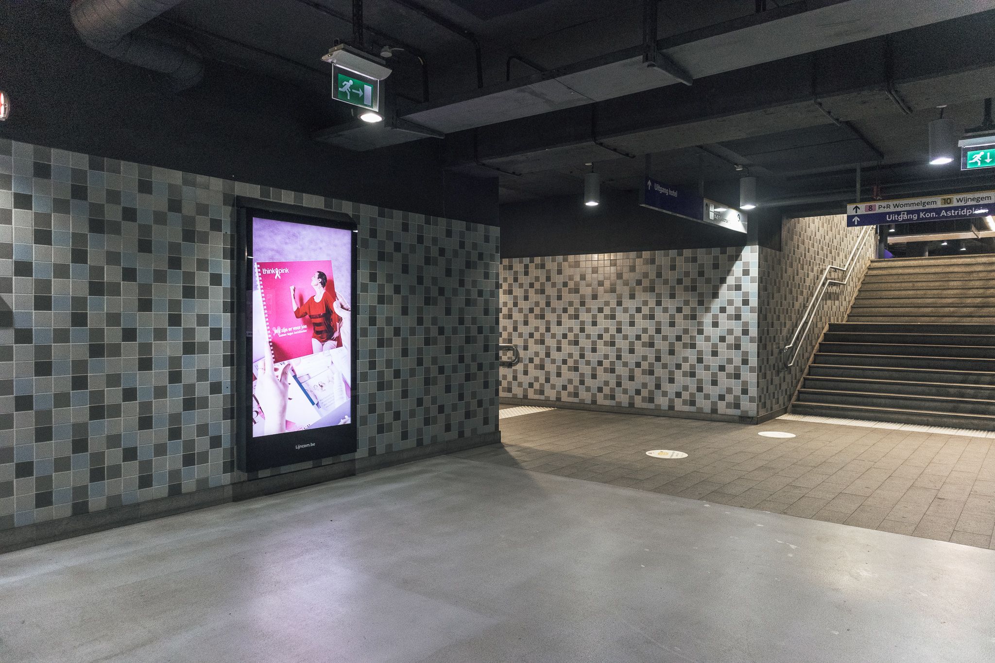 DOOH Think Pink
