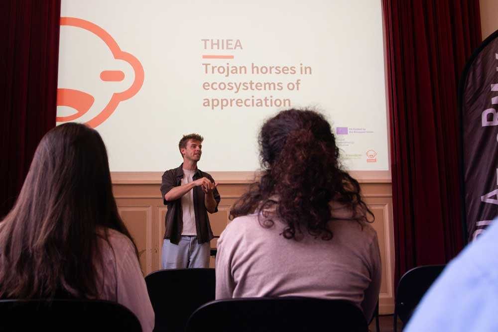 Dries neemt de bezoekers mee in het verhaal van THIEA