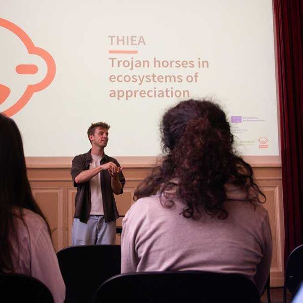 Dries neemt de bezoekers mee in het verhaal van THIEA