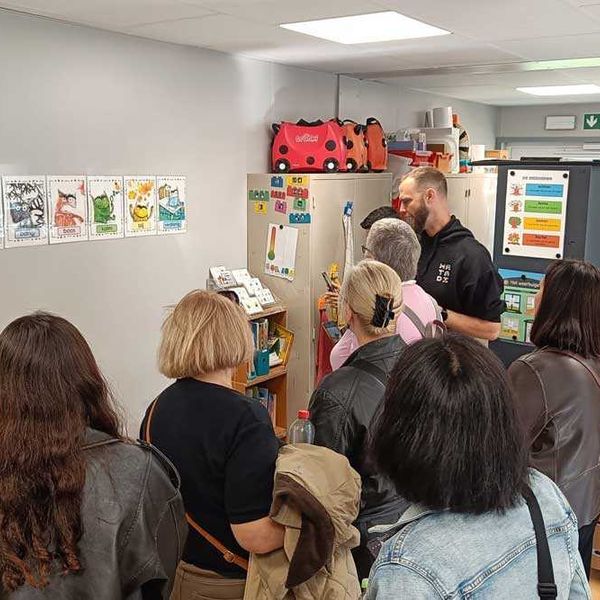 Jona Van den Bossche leidt de groep rond in de inclusieve basisschool Matadi