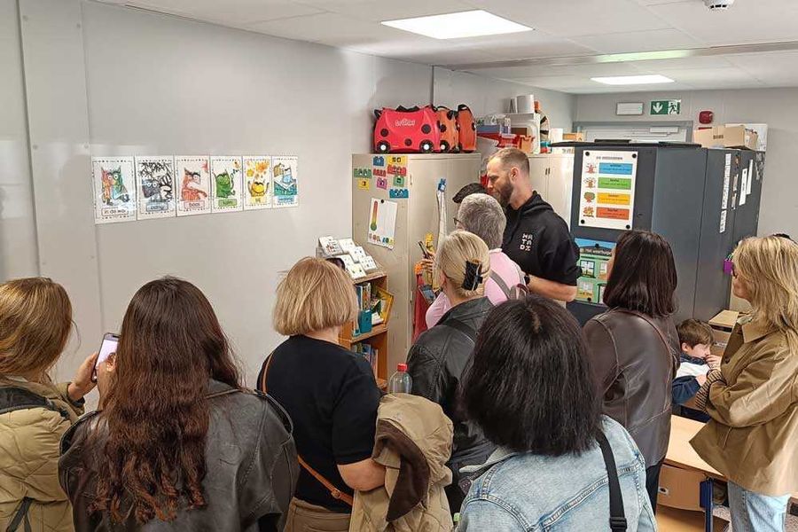 Jona Van den Bossche leidt de groep rond in de inclusieve basisschool Matadi
