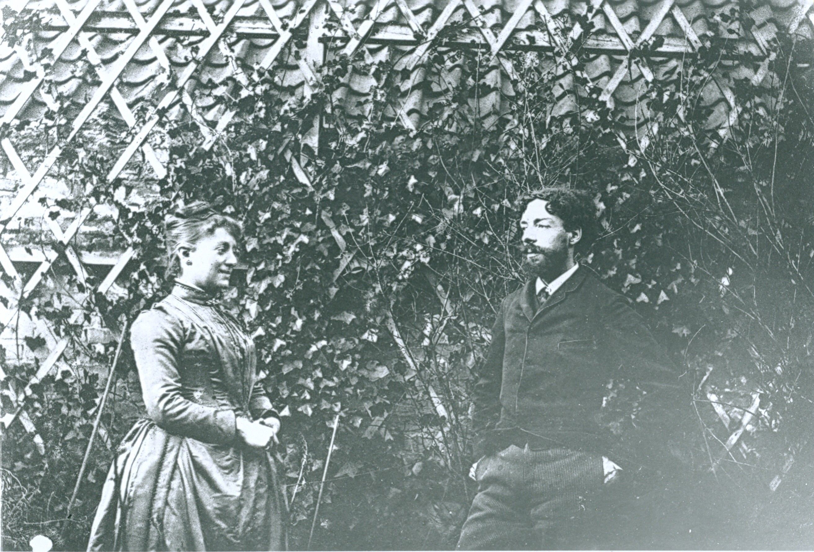 James Ensor en Mariette Rousseau-Hannon in de tuin van de Rousseaus, Vautierstraat in Brussel, ca. 1888, foto: Ernest Rousseau junior (?)