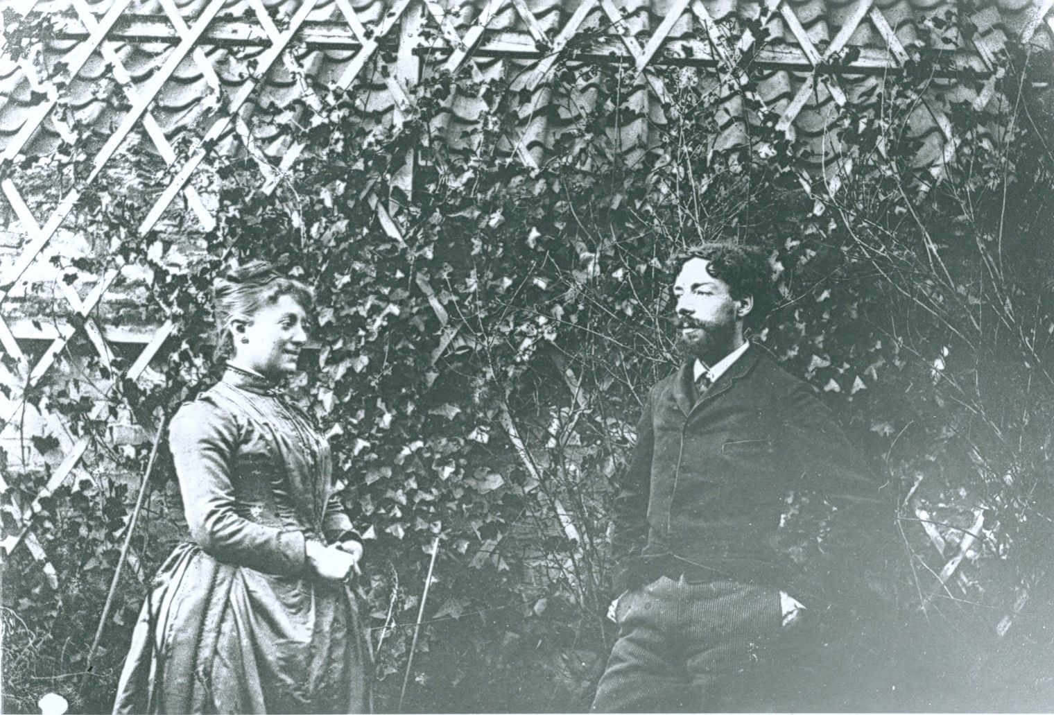 James Ensor en Mariette Rousseau-Hannon in de tuin van de Rousseaus, Vautierstraat in Brussel, ca. 1888, foto: Ernest Rousseau junior (?)