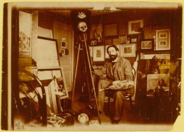 James Ensor in zijn atelier op de hoek van de Vlaanderenstraat en Van Iseghemlaan in Oostende, 1896, collectie Mu.ZEE, Fonds Xavier Tricot, foto: onbekend