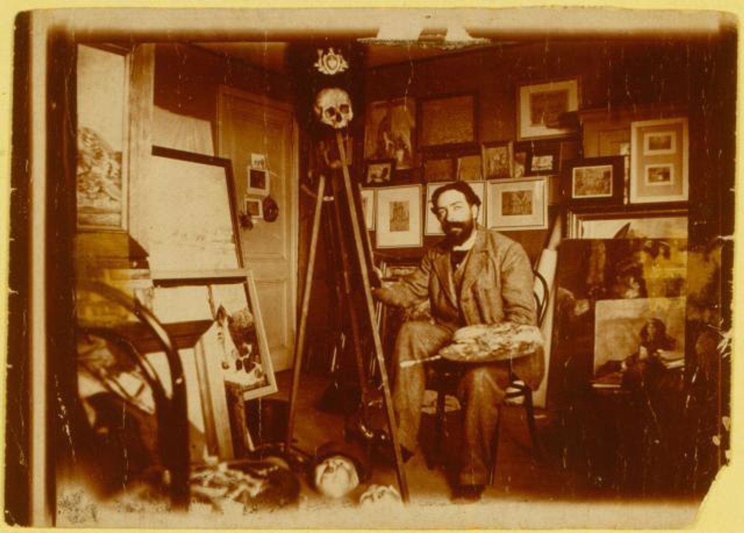 James Ensor in zijn atelier op de hoek van de Vlaanderenstraat en Van Iseghemlaan in Oostende, 1896, collectie Mu.ZEE, Fonds Xavier Tricot, foto: onbekend