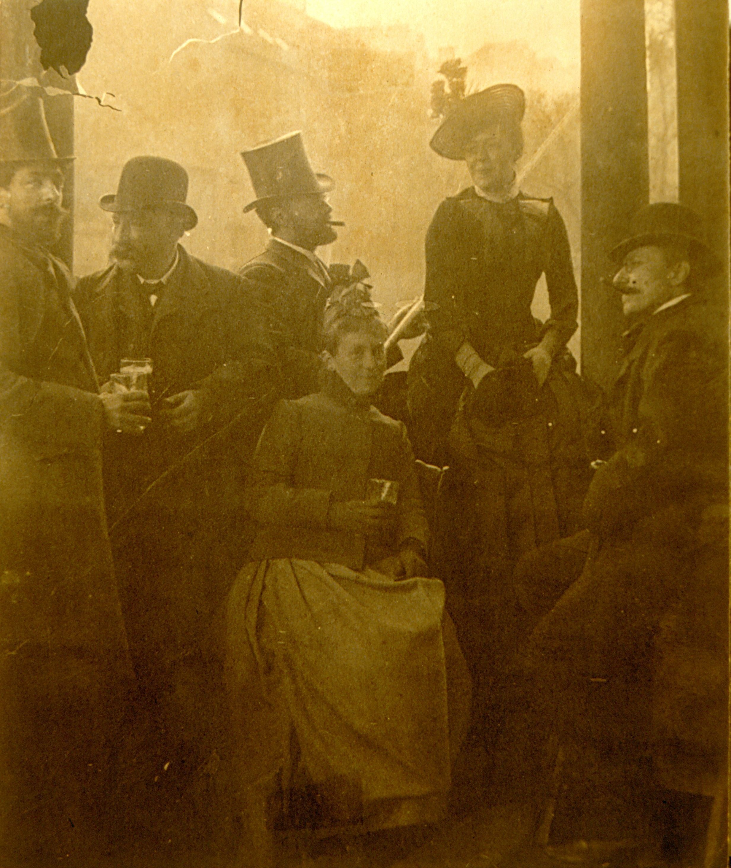James Ensor, Ernest Rousseau sr., Willy Finch, Mariette Rousseau, Marie Ensor, Antonio Roiti in Brugge, 22 april 1889, collectie Mu.ZEE Oostende – Fonds Xavier Tricot