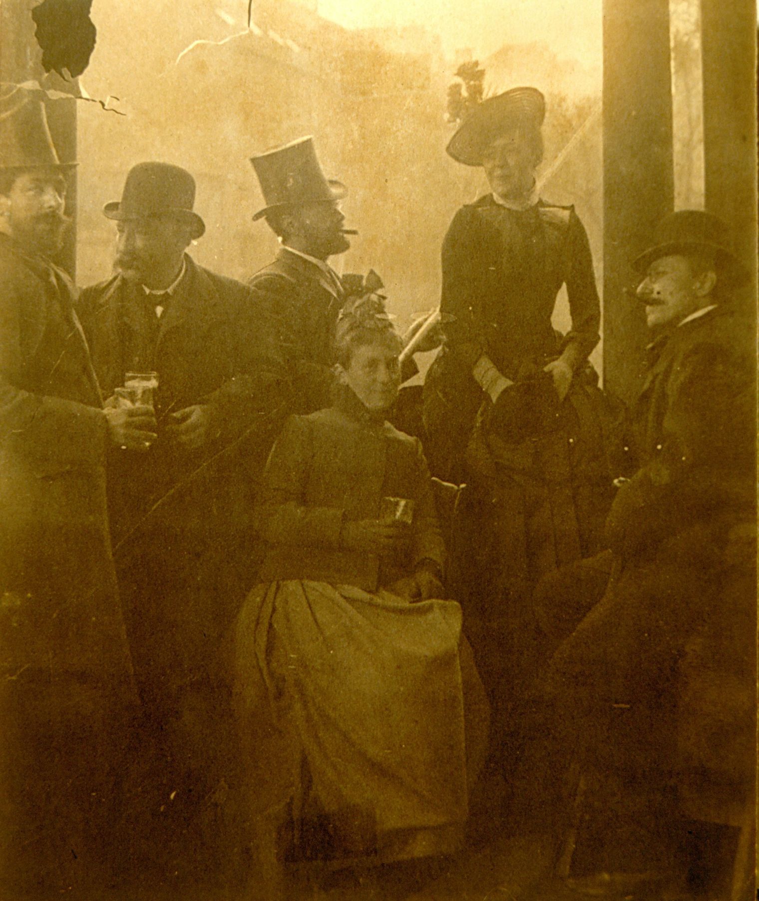 James Ensor, Ernest Rousseau sr., Willy Finch, Mariette Rousseau, Marie Ensor, Antonio Roiti in Brugge, 22 april 1889, collectie Mu.ZEE Oostende – Fonds Xavier Tricot