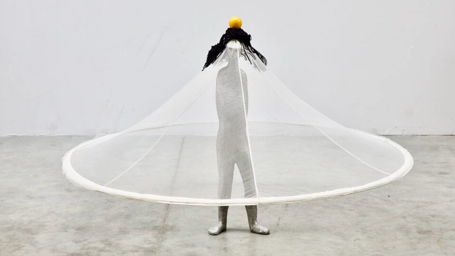 Henk Visch Stay with me as I stay with you 2023 aluminium plastic stof 90 cm diameter 150 cm