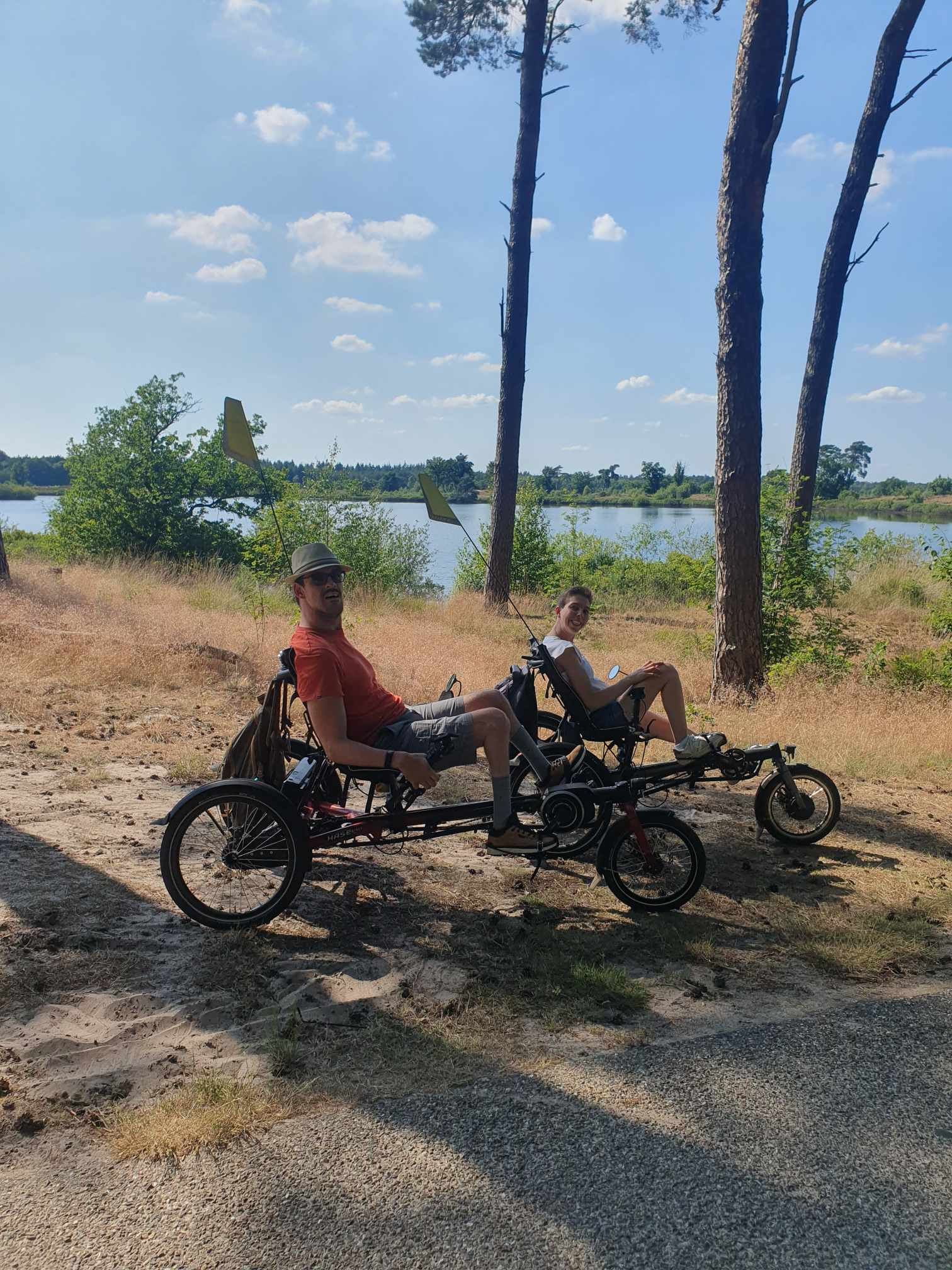 Fien en Jonas op hun driewielfietsen