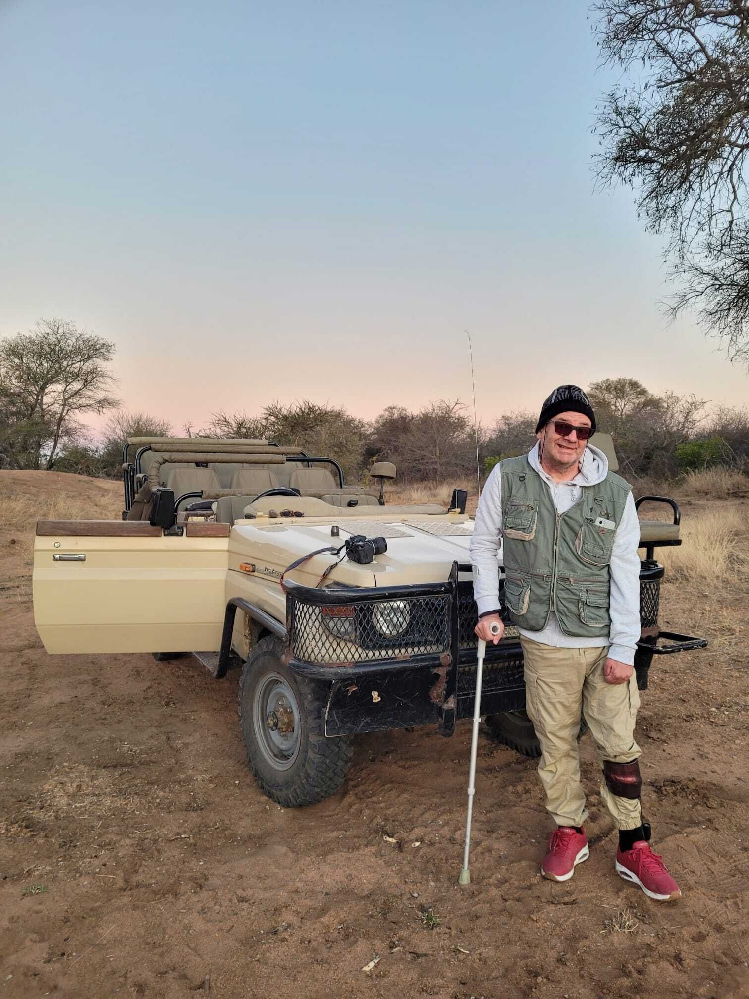 Peter Jacobs in Zuid-Afrika naast een jeep