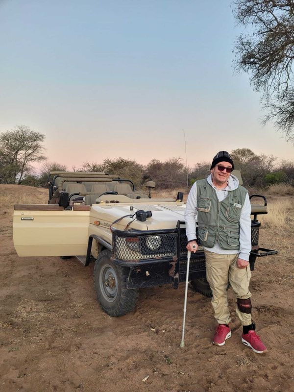 Peter Jacobs in Zuid-Afrika naast een jeep