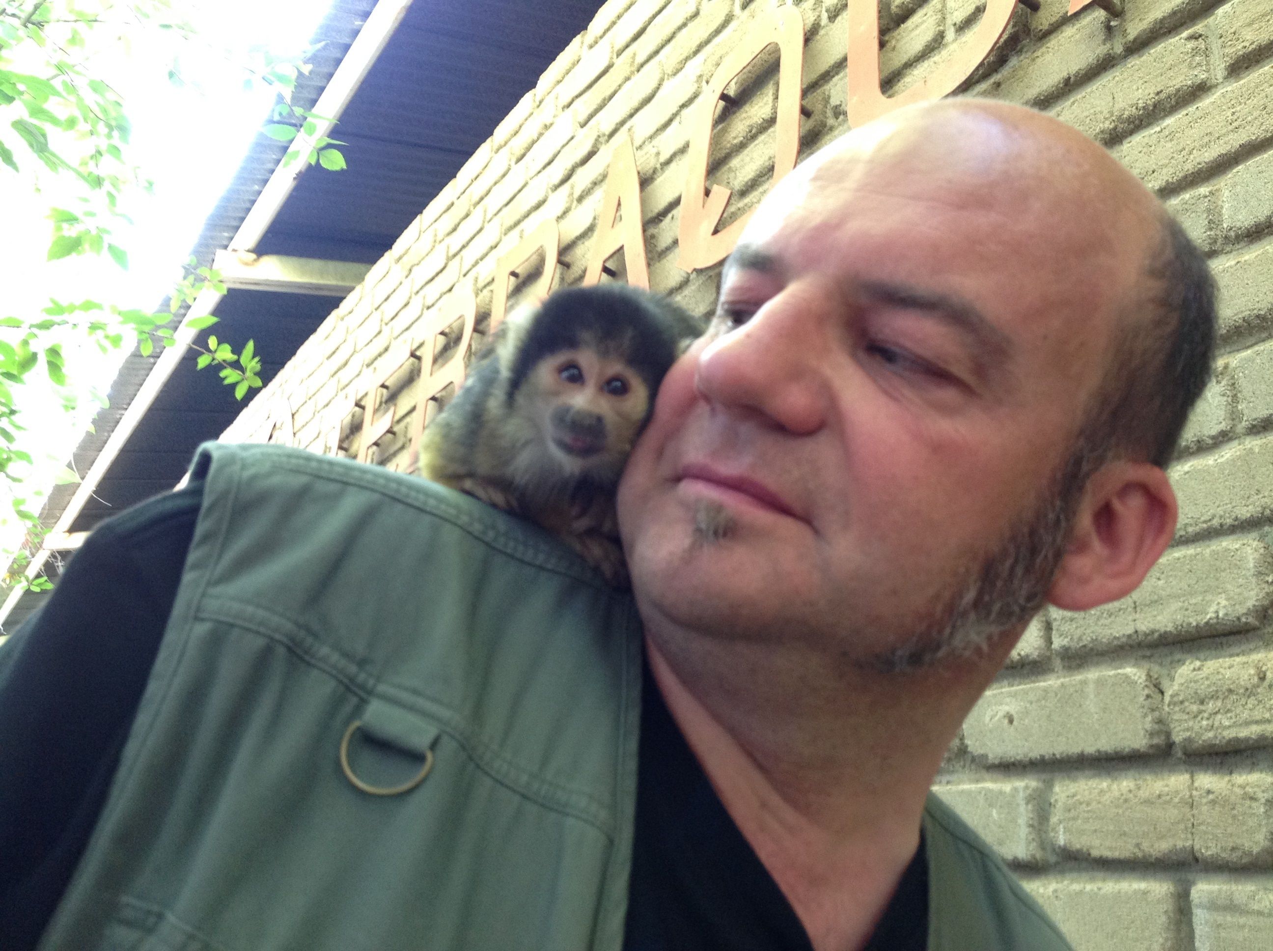 Peter Jacobs in Zuid-Afrika met een aapje