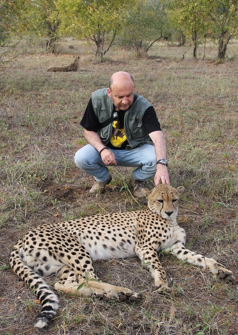 Peter Jacobs in Zuid-Afrika naast een luipaard