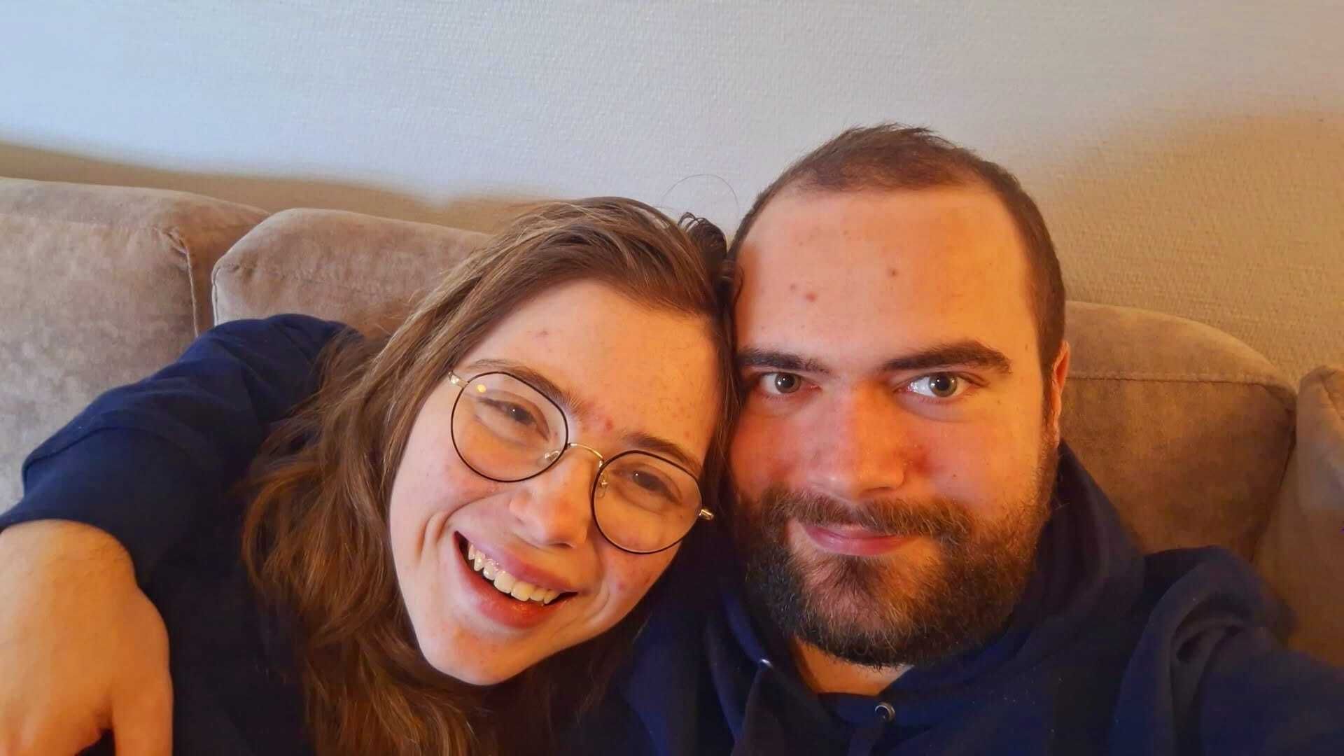 Selfie van Dieuwke en Saimen in de zetel