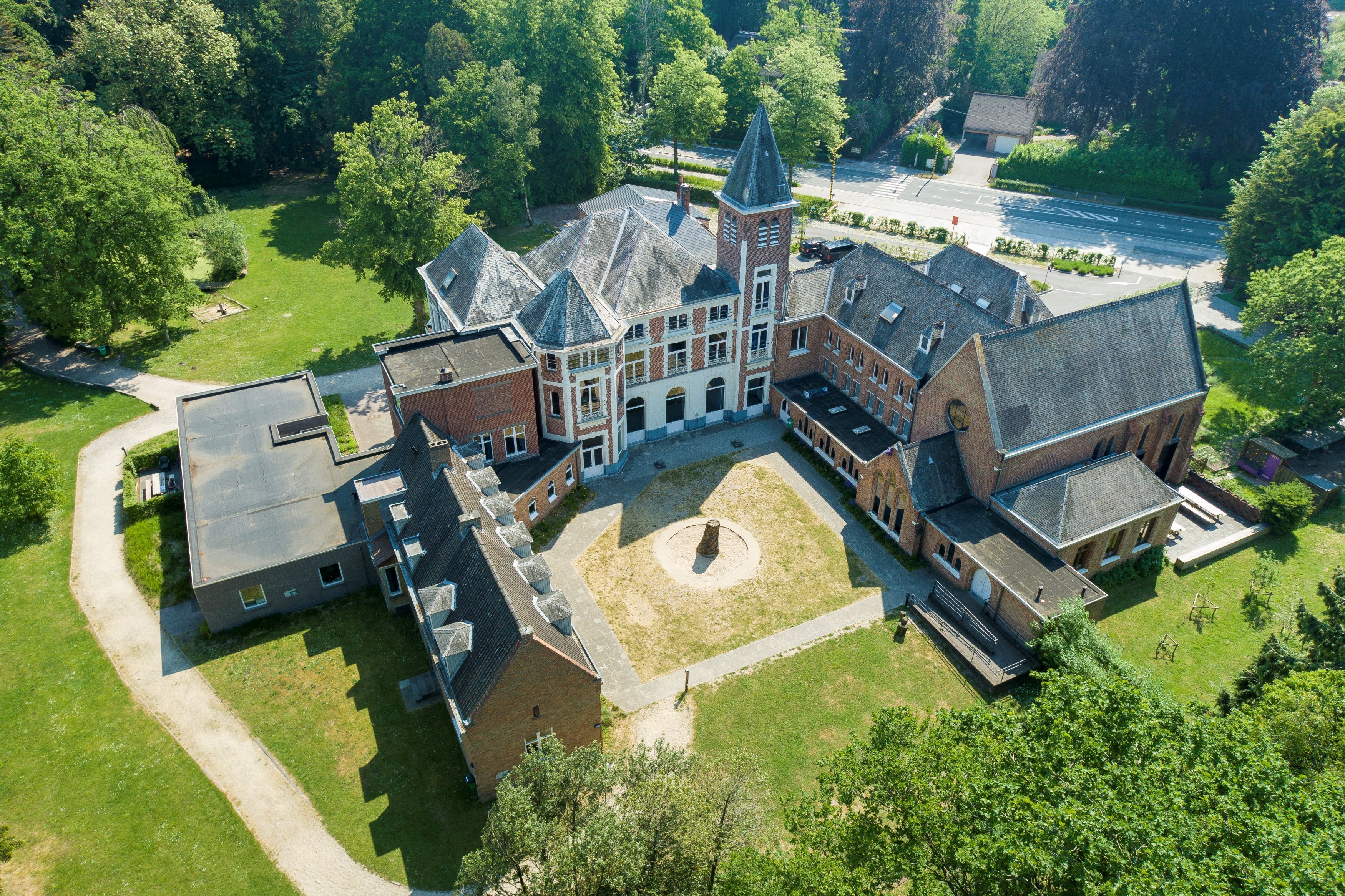 De Karmel Brugge gebouw