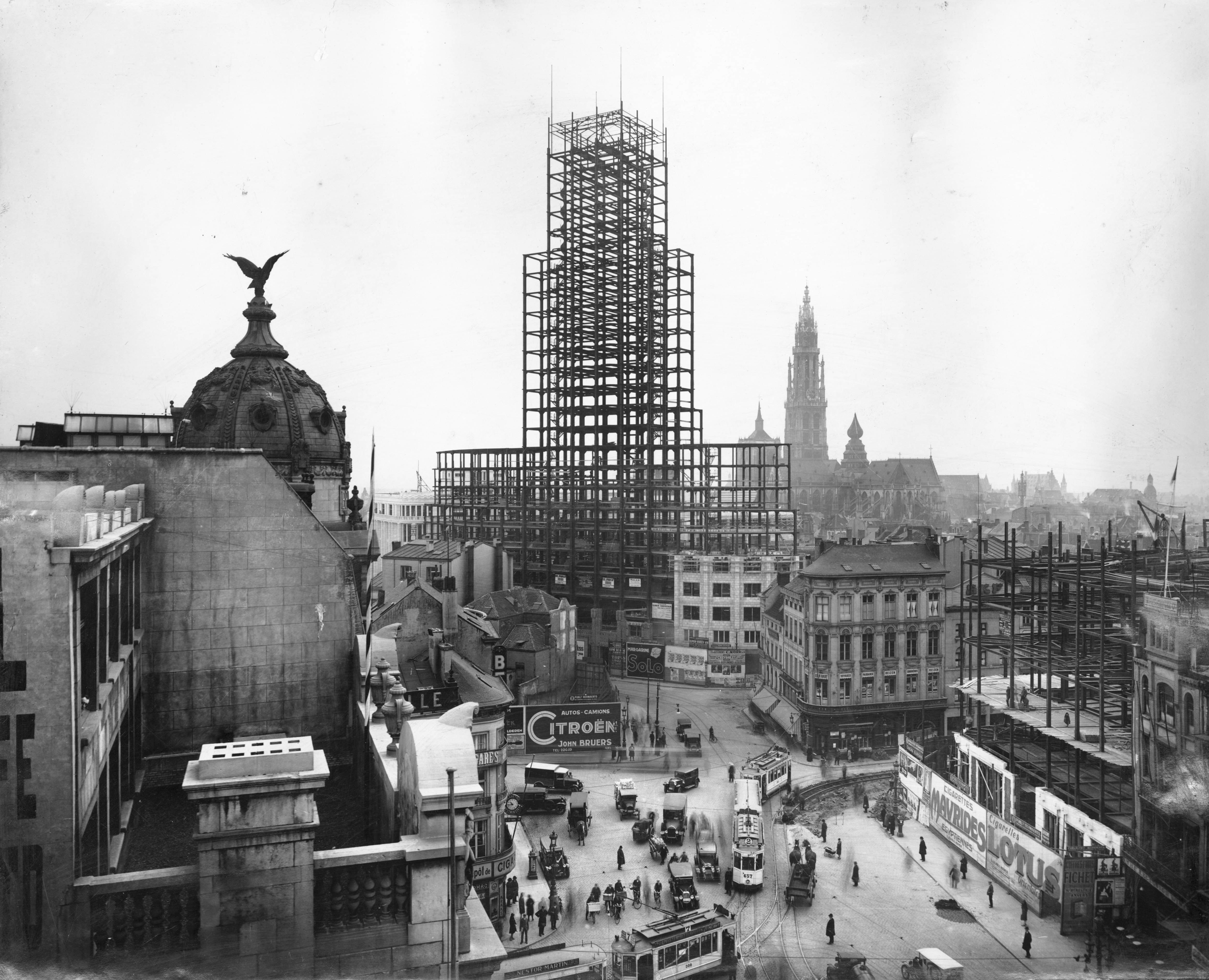 Staalskeletten van de Boerentoren en het kantoorgebouw Compagnie Maritime Belge in Antwerpen, circa 1930