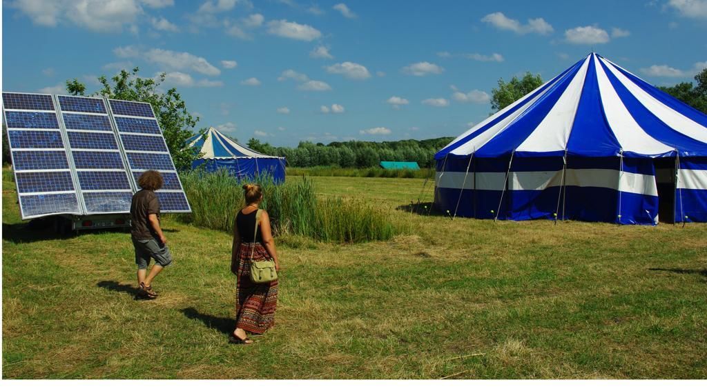 Klimaatactivisten zetten duurzaam tentenkamp op