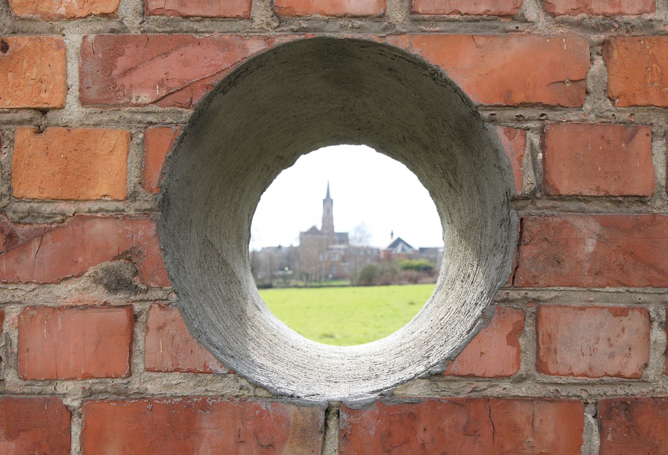 Viewing hole strombeek bever laura muyldermans en atelier starzak strebicki c filip dujardin 0 6b6